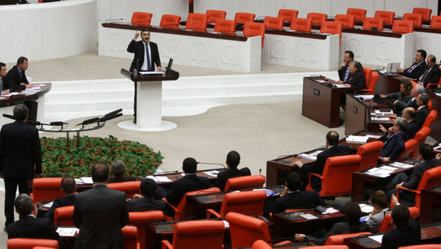CHP İstanbul Milletvekili Müslim Sarı, Torba yasa teklifinin görüşüldüğü TBMM Genel Kurulu'nda kürsüde konuşmak üzere söz aldı.