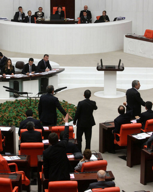 Sarı, Başbakan Erdoğan ve oğlu Bilal Erdoğan arasında geçtiği öne sürülen ses kayıtlarını eleştirdiği konuşmasında, "Bu mecliste hırsız var diye bağırırken boşa bağırmamışız. Evet hırsız var" dedi.