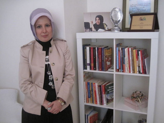 Seda Sayan'ın programında Sibel Üresin'in mini etek yorumu üzerine Esra Ersoy, "Eşinize başka bir hanım önerin, bu da p...venkliğe girer kusura bakmayın" yanıtı vermişti.