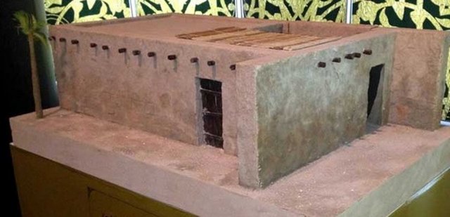 Ayrıca Medine kentinde Hazreti Muhammed'in evinin ve o dönemdeki Mescid-i Nebevi'nin maketi sergileniyor. -