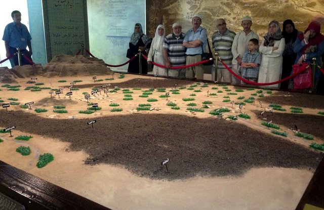 Peygamberimiz Hz. Muhammed'in Mekke'den Medine'ye gelişinin hemen ardından çamur ve hurma dallarından yapıldığı kaydedilen, Hazreti Ayşe ile beraber yaşadığı evin küçüklüğü ziyaretçileri şaşırtıyor.