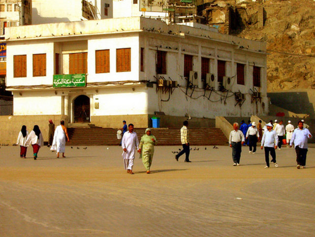 Mescid-i Nebevi'ye bitişik olarak inşa edilen evin, Peygamberimizin kabr-i şerifinin bulunduğu Ravza-ı Mutahhara olduğu belirtiliyor. Hazreti Peygamber vefat ettiğinde Hazreti Ayşe'nin odasına defnedilmişti.