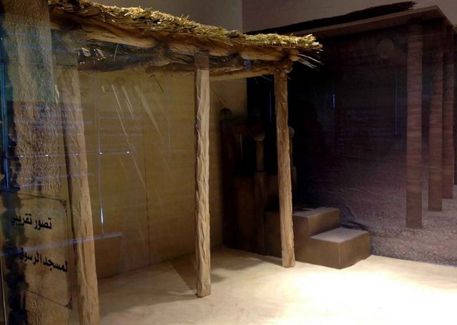 Hadislerde Hazreti Ayşe'nin "Birimiz istirahat ederken öbürümüz zor şartlar altında namaz kılabiliyorduk" diyerek anlattığı evin tavanının alçak olduğu maket evde de görülüyor. -