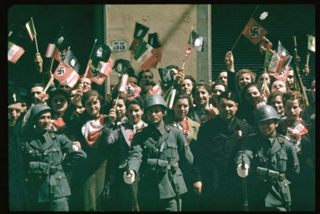 Bulunan fotoğraflar arasında Nazi rejiminin baskıcı tutumunu ortaya koyanların yanı sıra Adolf Hitler'in etrafının okullu kızlar tarafından sarıldığı kareler de var.