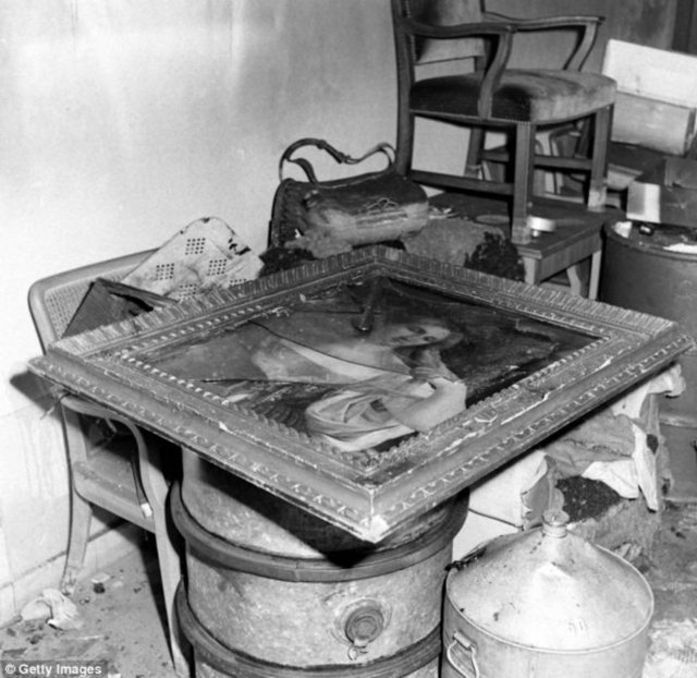 Yığınların üzerinde bulunan Milan'daki bir müzeden getirilmiş 16. yüzyıla ait bir yağlı boya.