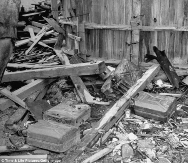 Söylentiye göre SS birlikleri bu boş benzin bidonlarını Eva Braun ve Adolf Hitler'in bedenlerini yakarken kullanmış.