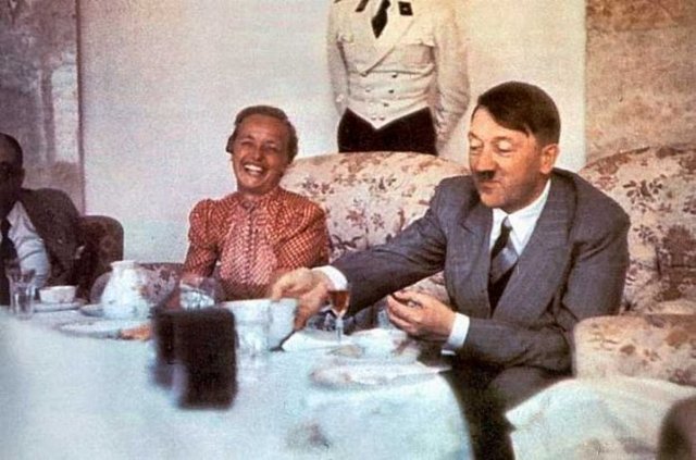 Hitler, Jaeger'a "Gelecek renkli fotoğrafçılığın" diye telkinde bulunmuş.