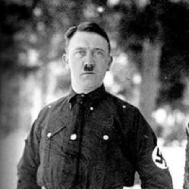 Führer olarak meydanlarda milyonlarca kişiye sert konuşmalarıyla hitap eden Hitler'in, imajının bozulacağını düşündüğü için şortlu fotoğrafların yayınlanmasını yasatlattığı ifade edildi.