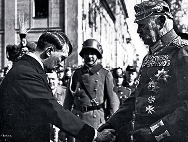 Cephede İngiliz ve Alman askerleri savaşırken, er Henry Tandy'nin atış menziline bitkin, yaralı bir Alman askeri girdi. 29 yaşındaki bu Alman asker, Bavyere Alayı'nda görevli Adolf Hitler'di.