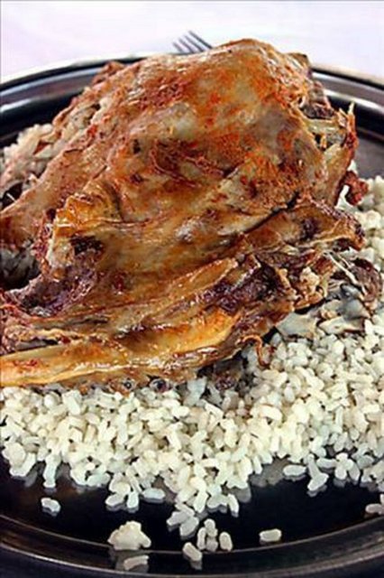 DİYARBAKIR - Kaburga dolması, pencegoşt, kellegoşt, kibe mumbar, soğan dolması gibi bir çok dolma çeşitlieri var. Diyarbakır yemeklerinde kırmızı et, ciğer kebapları, güveç, patlıcan ve kabak yemek çeşitleri çoktur.