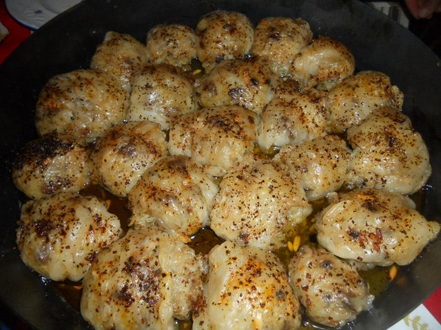 EDİRNE - Edirne'de değişik beslenme biçimleri görülür. Meyve ve Sebze beslenmede önemli yer tutar. Mavzana, tarhana, ciğer tava, ciğer sarması, akıtma, lokma, gaziler helvası, deva-i misk, belmuş, akçakatık ve hardaliye.