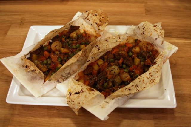 HATAY - Kağıt kebabı, oruk, dövme, semirsek, tepsi kebabı, zahter salatası, künefe, kabak tatlısı, cevizli biber, küflü çökelek salatası, turplu tarator, patlıcanlı yoğurtlama, sarmaiçi, yumurta öccesi Hatay adıyla özdeşleşmiş yemeklerden bazıları.