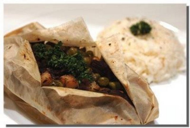 MALATYA - Kayısı, kağıt kebabı, kınalı ekmek, pileke, taş küllüğü, gurut, analı-kızlı. Köfteler: kurşun geçmez, gilgirikli ve keloğlan köftesi. Zeytinyağlı marul sarması, fasulye yaprağı sarması, kabak çiçeği dolması, soğan dolması ve patlıcan dövmesi.