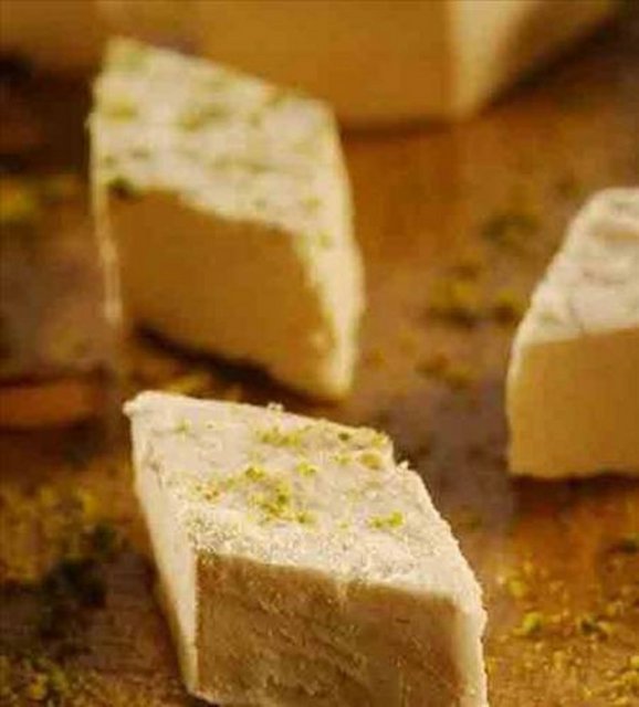 BURDUR - Burdur'un yöresel yemeklerinden; testi kebabı, Burdur şiş, kabak helvası, ceviz ezmesi, ceviz helvası, Burdur muhallebisini sayabiliriz. Soğanlı kazan eti veya pirinç pilavı, sac kebabı, sac böreği, et böreği ve katmer yapılır.