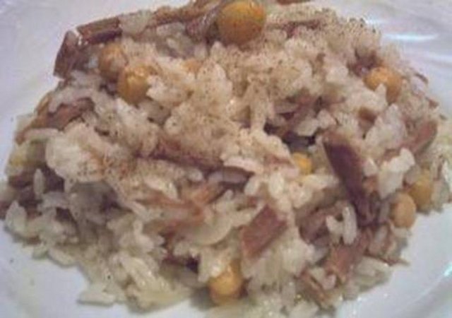 ISPARTA - Isparta oldukça zengin bir yemek kültürüne sahip, bunlardan bazıları... Kabune pilavi, banak, çömlek kebabı, kabine, tandır kebabı, tirit, yoğurtlu et ve yörede yetişen bütün sebzelerin yemekleri yapılmaktadır. Ayrıca 16 tür çorba vardır.