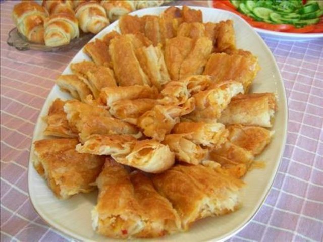 ANKARA - Çorbalar, et yemekleri, pilavlar, köfteler, dolmalar, börekler-çörekler, hamur işi yemekleri, tatlılar ve komposto gibi çok çeşitli yemek kültürleri vardır.