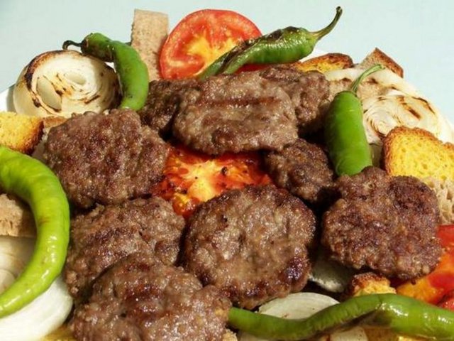 TRABZON - Trabzon yemekleri denince akla hemen, mısırdan, lahanadan, hamsiden, fasulyeden yapılan yemekler ve pide, turşu, muhlama, Akçaabat köftesi, Vakfıkebir ekmeği gelir.