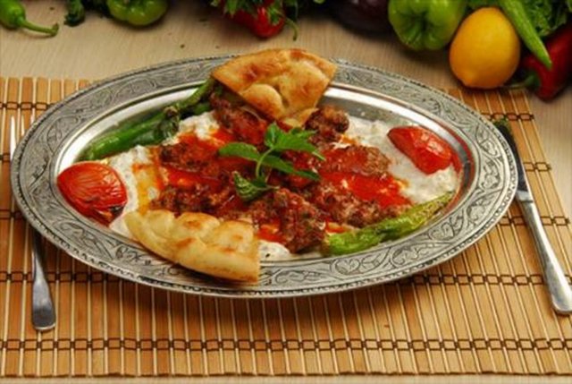 AĞRI - Hengel, haşil, erişte, kuymak, kete, pişi, egirdek, yufka yağlama, un helvası, hasude, bulgur pilavı, sac kavurması, abdigor köftesi, sahan kebabı, goşteberg ve mendik başlıca yemekleri olur.