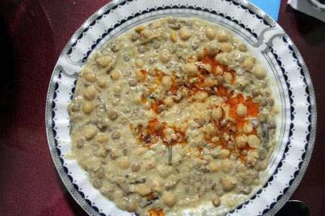 HAKKARİ - Jaji, ağavk, lalepet, dahn genelde un ve tereyağı ile yapılan yemeklerdir. Pilav çeşitleri çok fazladır ve genellikle etlidir. Qiris, duğeba, kiftik, gulol, keledoş bu yemekler yoğurt, et ve kıyma ile yapılır.