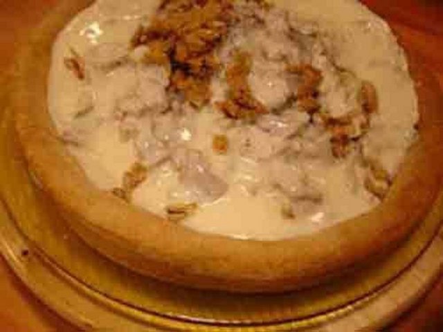 BİNGÖL - Çorba, bulgur pilavı ve daha ziyade hamura dayalı olarak yapılan gömme, sirın, tutmaç, keşkek gibi yemekler en çok yapılan yemek türlerindendir.