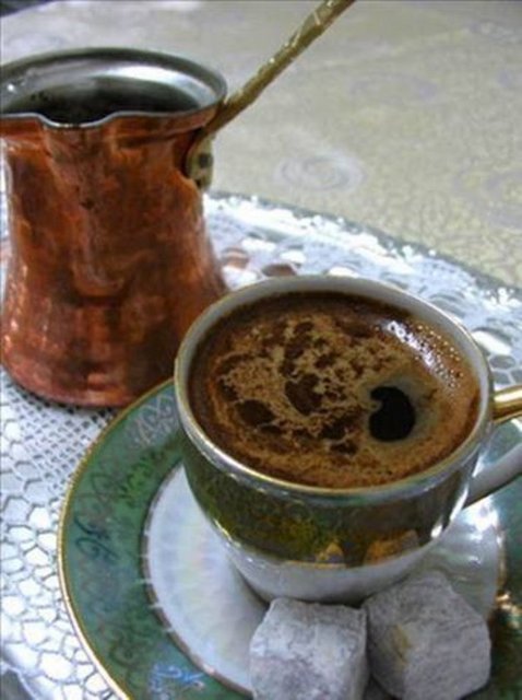 İSTANBUL - İstanbul mutfağı, Dünyanın önde gelen mutfaklarındandır. İmparatorluk başkenti olan kente ülkenin her yanından gelen malzemeler, ustalar, tarzlar, ve lezzetler Osmanlı Türk mutfağının ortaya çıkmasına neden olmuştur.