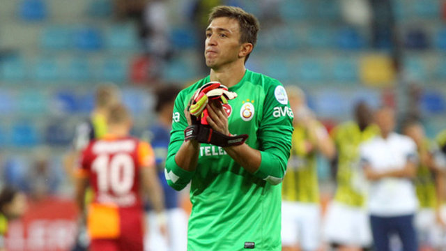 G.Saray'la sözleşmesini 2018'e kadar uzatan Fernando Muslera'nın alacağı yıllık ücret tartışma yarattı. G.Saray'ın 4 sene için 13 milyon Euro ödeyeceği Muslera, bu ücretle yine de Avrupa devlerinin çok arkasında bulunuyor.