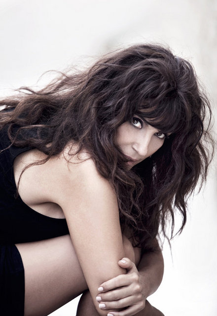 Bari sen onun içinden iyilikleri, güzellikleri almayı bil" diyor. Aldinç "Hayatımın her döneminden ayrı zevk almış bir insanım.