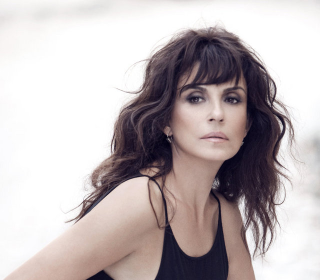 O yüzden, şöyle 20'li yaşlarıma dönseydim de tekrar yaşasaydım gibi derdim yok. Ama şu an hayata ilişkin biriktirdiğim ne varsa, geriye dönüp çeşitli yaş dilimlerime paylaştırmak isterdim.