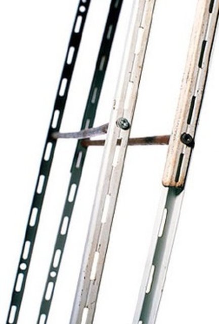 Kitaplıkların çelik rayları kullanılarak yapılmış merdiven