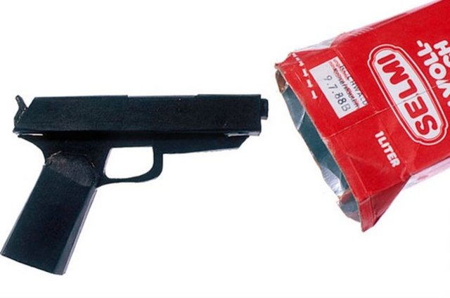 Sahte tabanca. Boş süt kutusunun içinde bulunan tabanca, büyük olasılıkla korkutma ve rehin alma amacıyla kullanılmak için yapılmış.