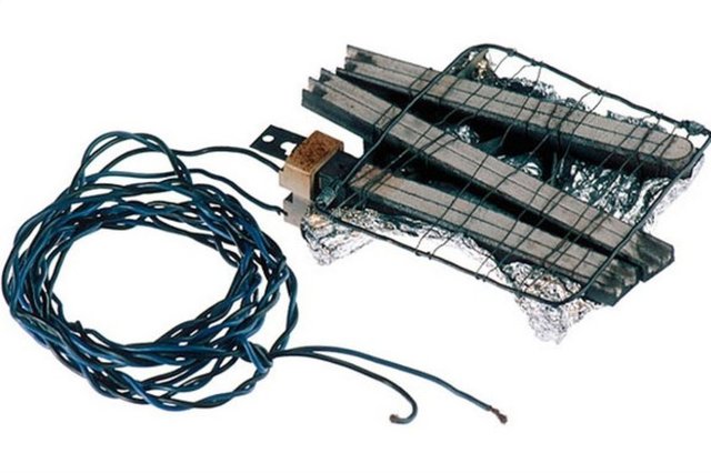 Kablo, ısıtma çubuğu ve aliminyum folyo ile yapılan silah