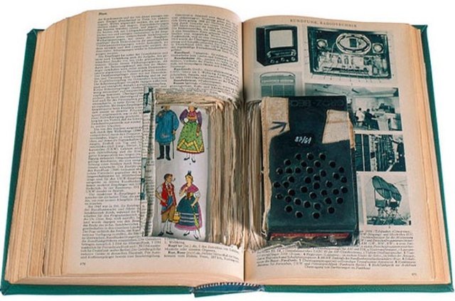 Ansiklopedi içersine gizlenmiş radyo alıcısı