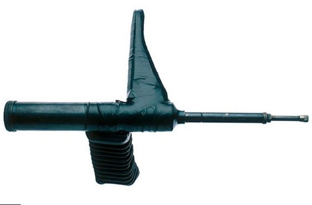 Yağ enjektörü, tahta ve kauçuk eldiven kullanılarak yapılmış sahte makineli tüfek