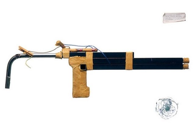 Yatak demir ayakları, bant ve piller kullanılarak yapılan pompalı tüfek. 2 mahkum bu silahı kullanarak hapishaneden kaçmayı başarmış.