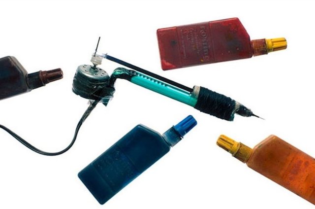 Dolma kalem ve ufak elektrikli motor kullanılarak yapılan dövme makinesi