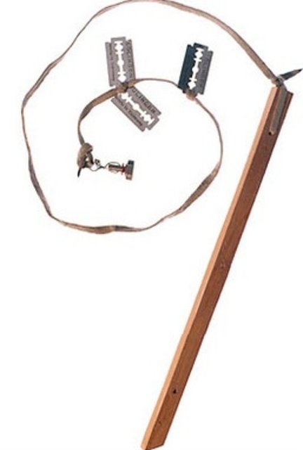 Tahta, lastik ip ve jiletle yapılan kırbaç