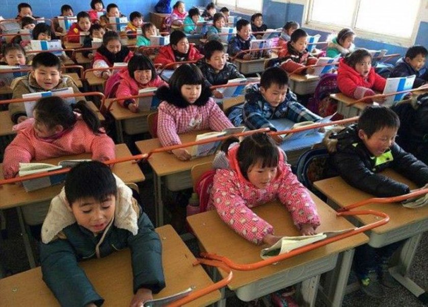 Как сидят школьники за партой в китае