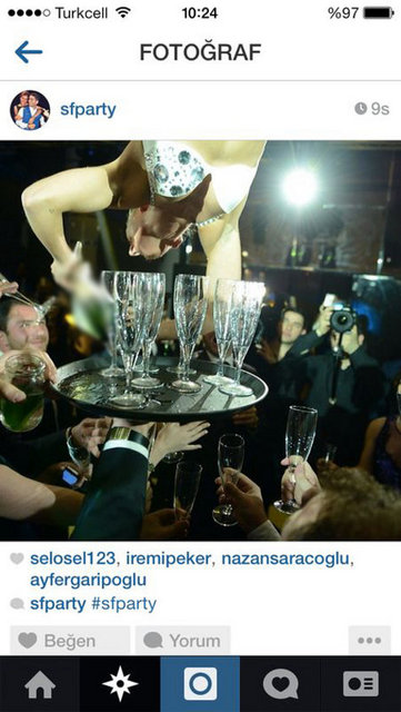 Partide yarı çıplak Burlesque kızları kafeslerin içinde dans edip avizelerden başaşağı sarkarak davetlilere şampanya servisi yaptı.