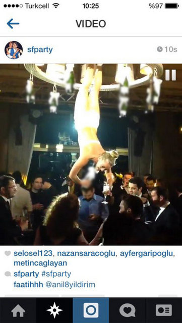 Fatih Bey'in Instagram'da açtığı özel hesaptan fotoğraflarını paylaştığı nişanda Burlesque kızları avizelerden sarkıp davetlilere şampanya dağıttı.