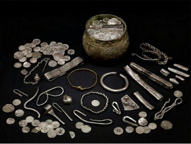 6 Ocak 2007 tarihinde emekli işadamı ve oğlu North Yorkshire'in Harrogate kasabasında metal dedektörle bir define buldular. Buldukları Viking hazinesi 617 gümüş sikke, külçe ve kıymetli metaller dahil 65 maddeden oluşuyor.