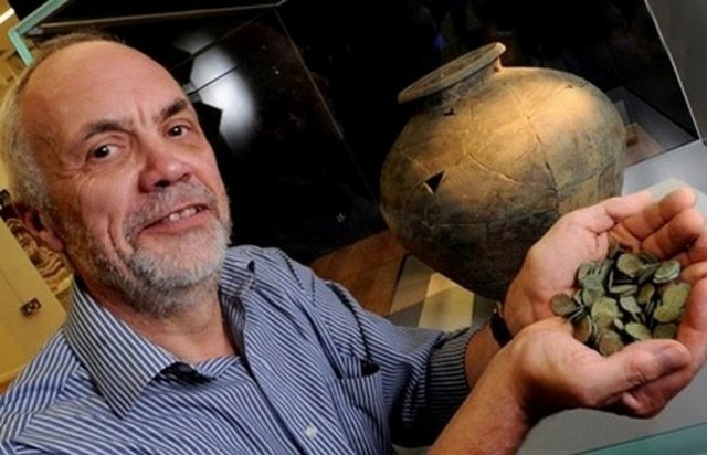 2010'un Nisan ayında İngiltere'nin Somerset bölgesinde Dave Crisp 52 bin 503 Roma parası buldu.