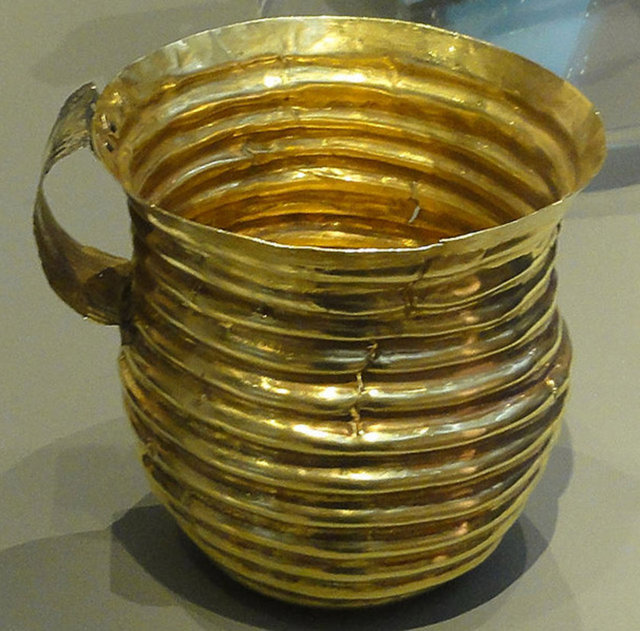 Erken Anglo- Sakson dönemine ait olduğu düşünülen hazinelerin arasında gümüş kemer ve birçok broş parçası bulunuyor. Çıkarılan hazine British Museum tarafından 270.000 sterline satın alındı.  -