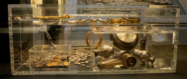 Köyün yaklaşık 2.5 kilometre uzağında bir tarlada bulunan hazinenin önemli parçaları Londra'daki British Museum'da bulunuyor ve değeri yaklaşık olarak 1.750.000 sterlin.