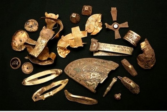 5 Temmuz 2009'da İngiltere'nin Staffordshire bölgesinde yaşayan Terry Herbert evinin yakınlarındaki tarlada 14 yaşındaki metal dedektörüyle bir define buldu.