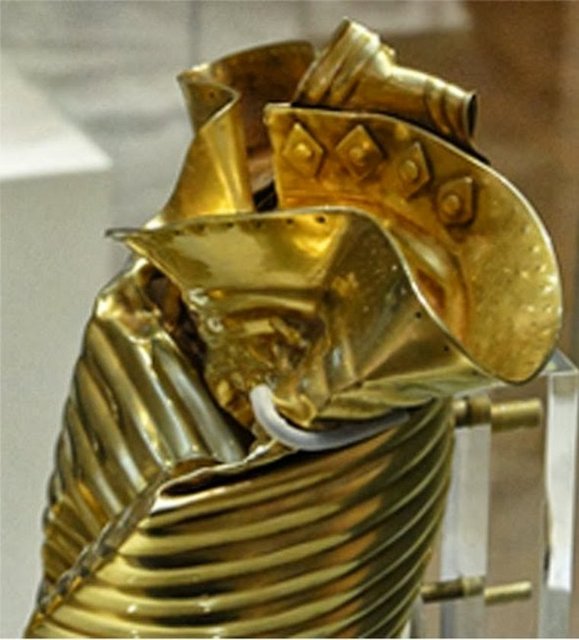 2001 yılında İngiltere'nin Kent bölgesinde amatör arkeolog olan Cliff Bradshaw metal dedektör ile bir define buldu.