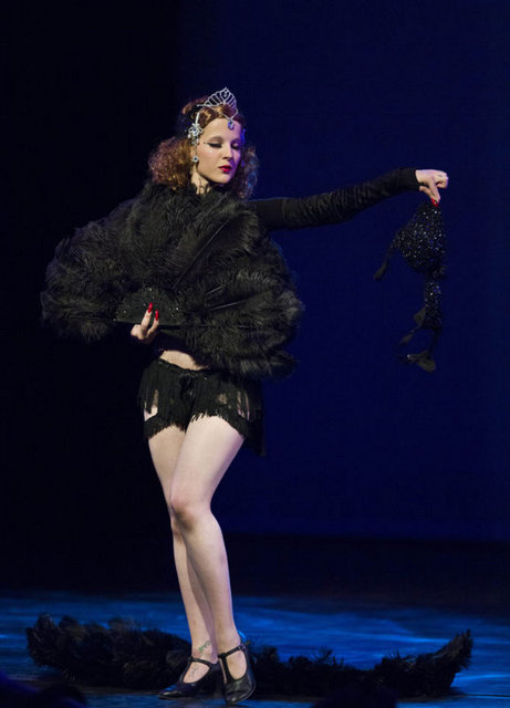 Burlesque, bir nev-i "role playing" yani rol yapma oyunu. Yüz ifadenizdeki ufacık bir değişiklikle içinizde uyumaya  zorladığınız diğer kadını uyandırıyorsunuz.