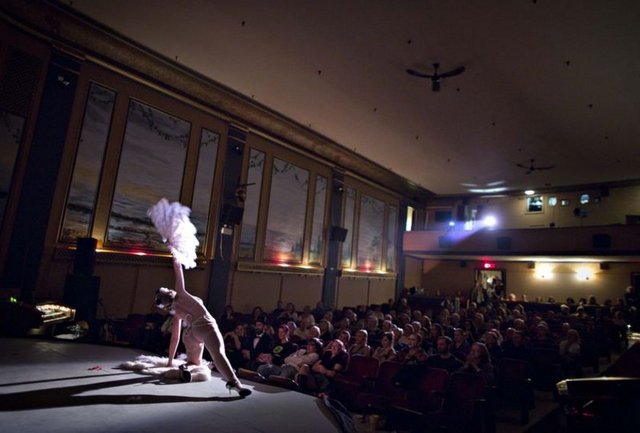 Burlesk yani Fransızca Burlesque... Dünyanın en erotik danslarından biri.