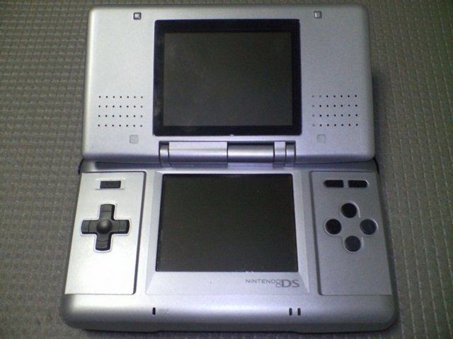 2. Nintendo DS (2004) – 153.98 Million adet -