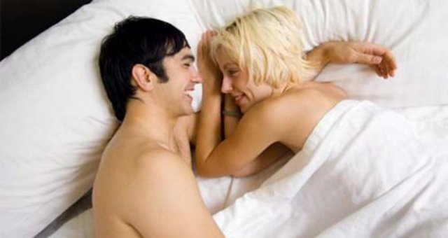 16. Vajinal kuruluğu azaltıyor: Düzenli seks ile vajina ve pelvis damar dolaşımının iyi gelişmesi sonucunda özellikle menopoz dönemi sonrasında ortaya sık olarak çıkan "vajinal kuruluk" problemlerinin görülme sıklığı da azalıyor.