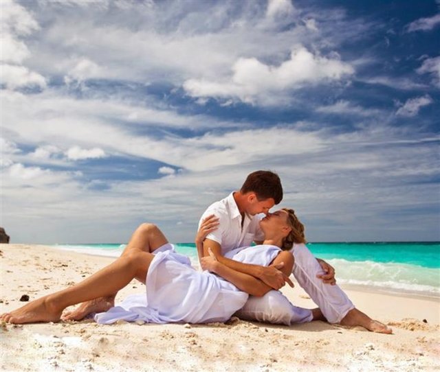 Beyaz: Beyaza tutulmuş insanlar için sevdikleriyle birlikte yatmak sevişmekten daha fazla tercih edilir.  -